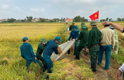 Bộ đội căng mình giữa nắng nóng giúp dân gặt lúa, sửa nhà