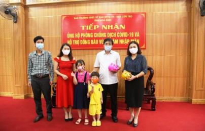 Hai chị em mang lợn đất ủng hộ phòng, chống dịch Covid-19