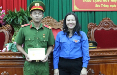 Trao huy hiệu “Tuổi trẻ dũng cảm” cho đoàn viên cứu người