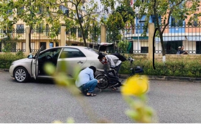 Thầy giáo dừng ô tô xuống sửa xe cho học trò giữa cái nắng gay gắt