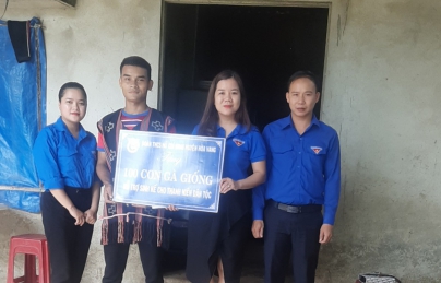 HUYỆN ĐOÀN HÒA VANG TỔ CHỨC TRAO TẶNG GIỐNG VẬT NUÔI CHO THANH NIÊN DÂN TỘC TẠI XÃ HÒA PHÚ NĂM 2020