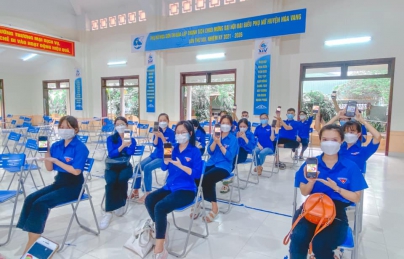 HÒA SƠN: THI TRỰC TUYẾN TÌM HIỂU NGHỊ QUYẾT ĐẠI HỘI ĐẢNG LẦN THỨ XIII TẠI ĐIỂM TIÊM VẮC-XIN CỘNG ĐỒNG