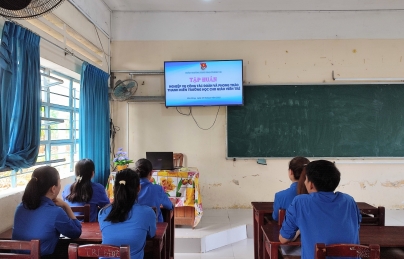 ĐOÀN TRƯỜNG PHAN THÀNH TÀI TỔ CHỨC TẬP HUẤN CÔNG TÁC ĐOÀN VÀ PHONG TRÀO THANH NIÊN TRƯỜNG HỌC CHO GIÁO VIÊN TRẺ