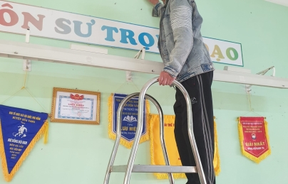 LIÊN ĐỘI THCS TRẦN QUỐC TUẤN THỰC HIỆN HOẠT ĐỘNG CHỈNH TRANG, KIỂM TRA, BỔ SUNG, THAY MỚI ẢNH BÁC HỒ