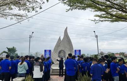 HÀNH QUÂN VỀ ĐỊA CHỈ ĐỎ TẠI BIA CHIẾN TÍCH TRUNG ĐỘI NỮ LÊ THỊ HỒNG GẤM, XÃ HÒA PHONG