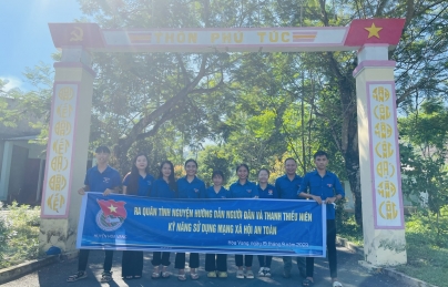 RA QUÂN TÌNH NGUYỆN HƯỚNG DẪN NGƯỜI DÂN VÀ THANH THIẾU NIÊN KỸ NĂNG SỬ DỤNG MẠNG XÃ HỘI AN TOÀN