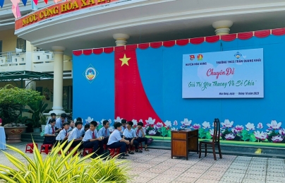 Tiểu phẩm “Chia sẻ yêu thương – Cảm hoá tâm hồn” do đội tuyên truyền măng non huyện biểu diễn tại buổi sinh hoạt chuyên đề 