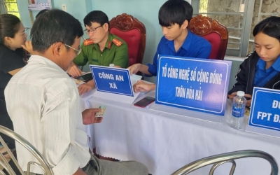 ĐOÀN XÃ HÒA PHÚ TIẾP TỤC RA QUÂN THỰC HIỆN CHIẾN DỊCH “THANH NIÊN TÌNH NGUYỆN HƯỚNG DẪN CÀI ĐẶT ỨNG DỤNG VNEID VÀ ĐĂNG KÝ TÀI KHOẢN ĐINH DANH