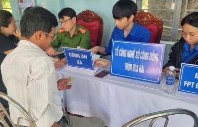 ĐOÀN XÃ HÒA PHÚ TIẾP TỤC RA QUÂN THỰC HIỆN CHIẾN DỊCH “THANH NIÊN TÌNH NGUYỆN HƯỚNG DẪN CÀI ĐẶT ỨNG DỤNG VNEID VÀ ĐĂNG KÝ TÀI KHOẢN ĐINH DANH