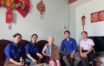 HÒA VANG: TỔ CHỨC ĐẾN THĂM, KHÁM SỨC KHỎE CHO CÁC MẸ VIỆT NAM ANH HÙNG TRÊN ĐỊA BÀN HUYỆN