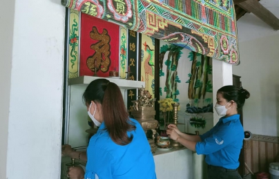Chúng con luôn bên Mẹ