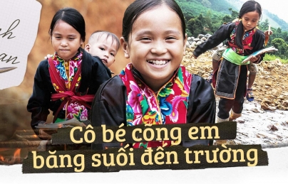 Cô bé cõng em băng suối đến trường