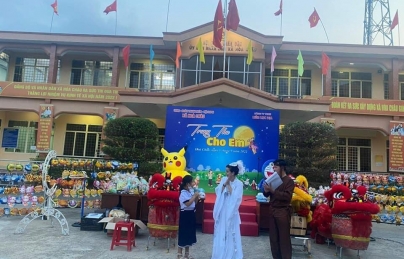 HÒA CHÂU: TỔ CHỨC CHƯƠNG TRÌNH TRUNG THU CHO EM