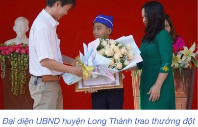 Khen thưởng học sinh móc rác tắc ở miệng cống