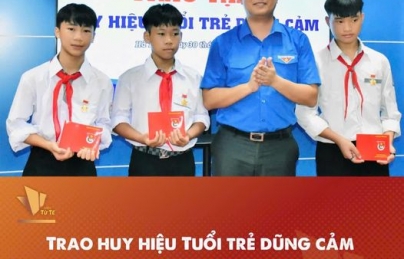 TRAO HUY HIỆU DŨNG CẢM