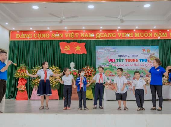 Có thể là hình ảnh về 4 người và mọi người đang đứng