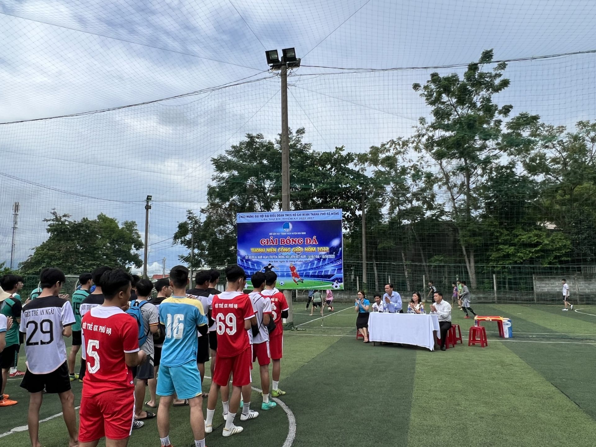 Có thể là hình ảnh về 6 người và mọi người đang đứng