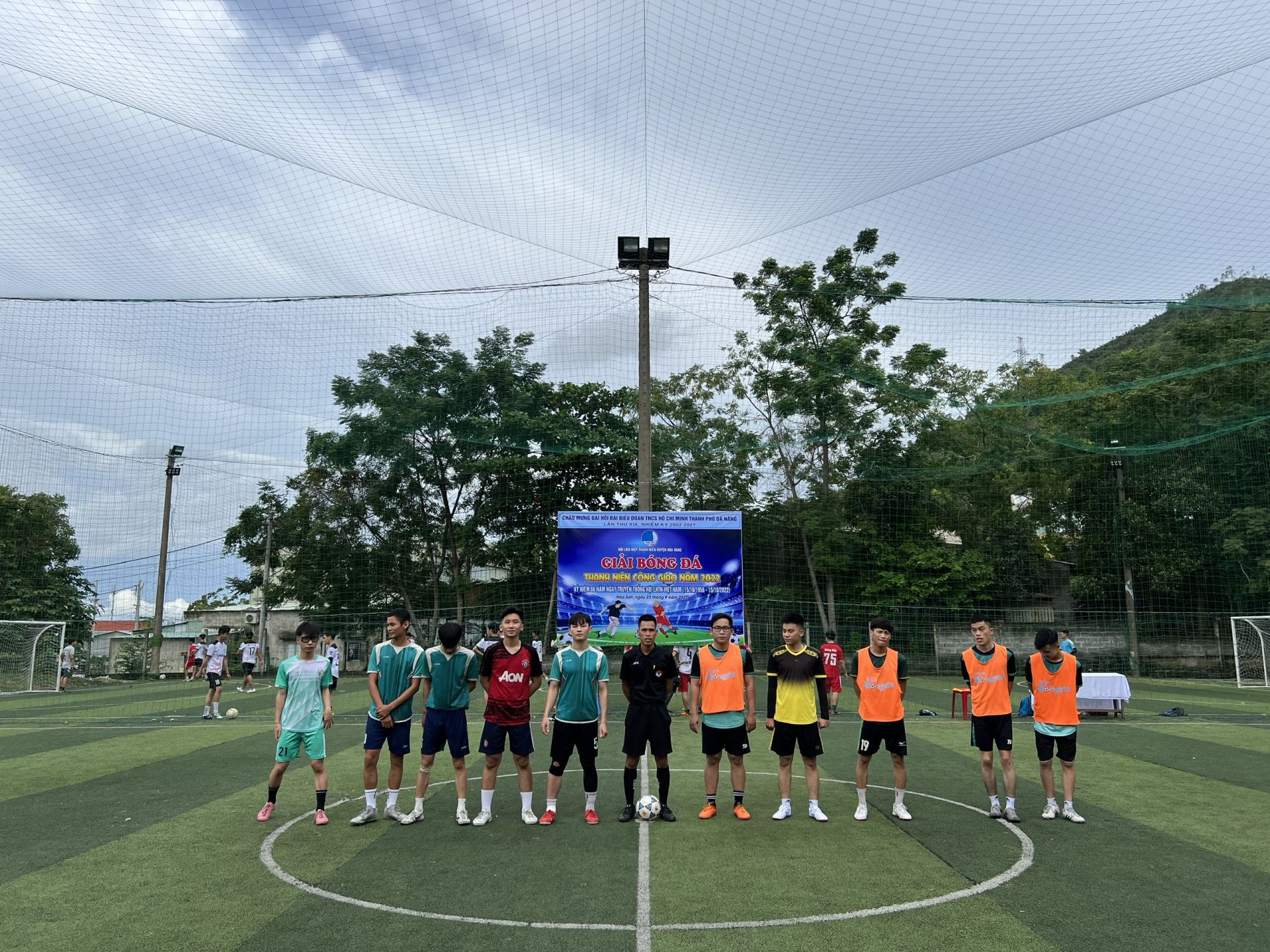 Có thể là hình ảnh về 14 người và mọi người đang đứng